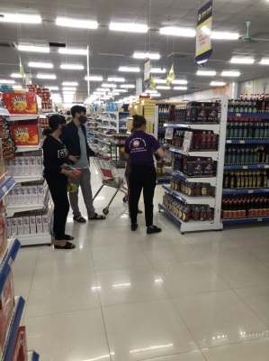 Nhân viên tư vấn  trực tiếp sản phẩm tại siêu thi